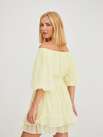 ABOUT YOU x Iconic by Tatiana Kucharova - Vestido 'Ilka' en amarillo