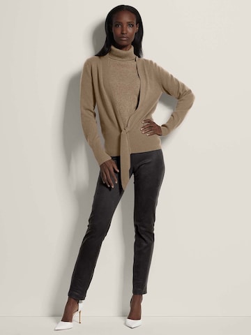 MADELEINE Strickjacke in Braun