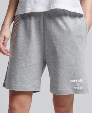 Superdry Regular Broek 'Code Core' in Grijs: voorkant