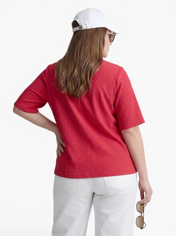 Tricou 'CARANNA' de la ONLY Carmakoma pe roșu
