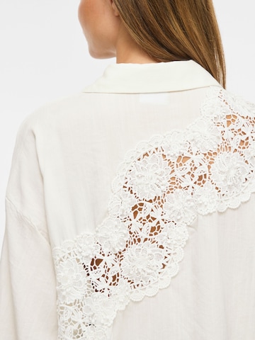 Chemisier 'VICarlota' VILA en blanc