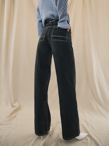 Kendall for ABOUT YOU Wide Leg Jeans 'Ella' i grå