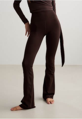 Aim'n Flared Sportbroek 'Sense' in Bruin: voorkant