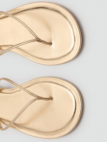 MANGO Teenslipper 'ORIOL' in Goud