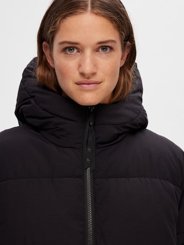 Manteau d’hiver 'JANINA' SELECTED FEMME en noir