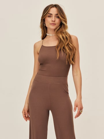 ABOUT YOU x Sofia Tsakiridou Top 'Ela' in Brown: front