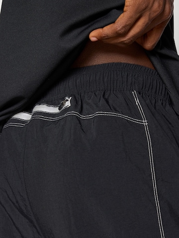 Tapered Pantaloni sportivi 'RETRO' di NIKE in nero
