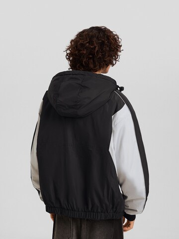 Bershka Přechodná bunda – černá