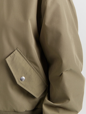 VERO MODA Φθινοπωρινό και ανοιξιάτικο μπουφάν 'VMNORMA' σε πράσινο