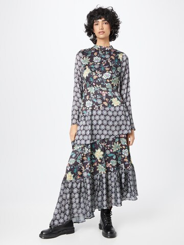 Rochie de la Oasis pe negru: față
