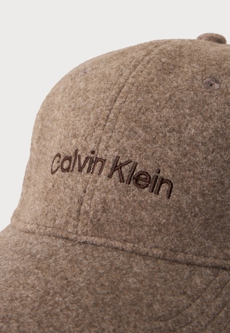 Calvin Klein Шапка с козирка в кафяво