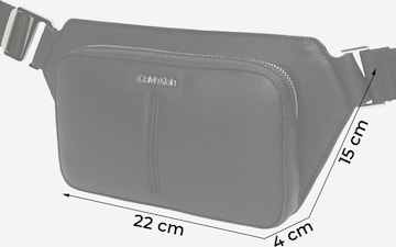 Calvin Klein حقيبة بحزام بلون أسود
