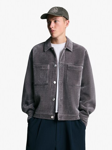 Giacca di mezza stagione di Bershka in grigio: frontale