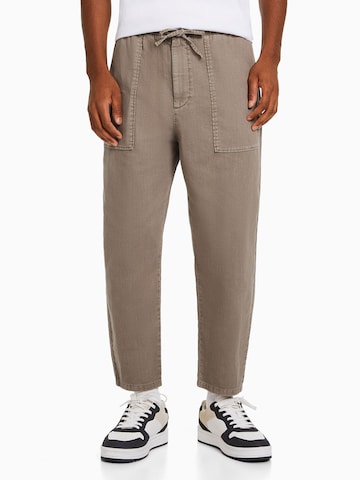 Loosefit Pantalon Bershka en gris : devant