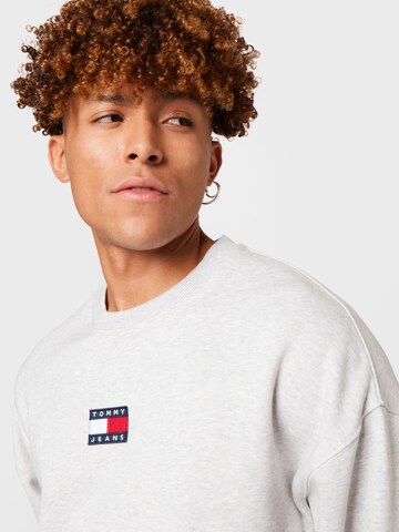 Tommy Jeans Tréning póló 'Badge' - szürke