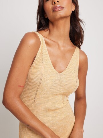 NA-KD Strickkleid in Beige