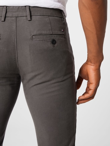 TOMMY HILFIGER - Slimfit Calças chino 'BLEECKER' em cinzento