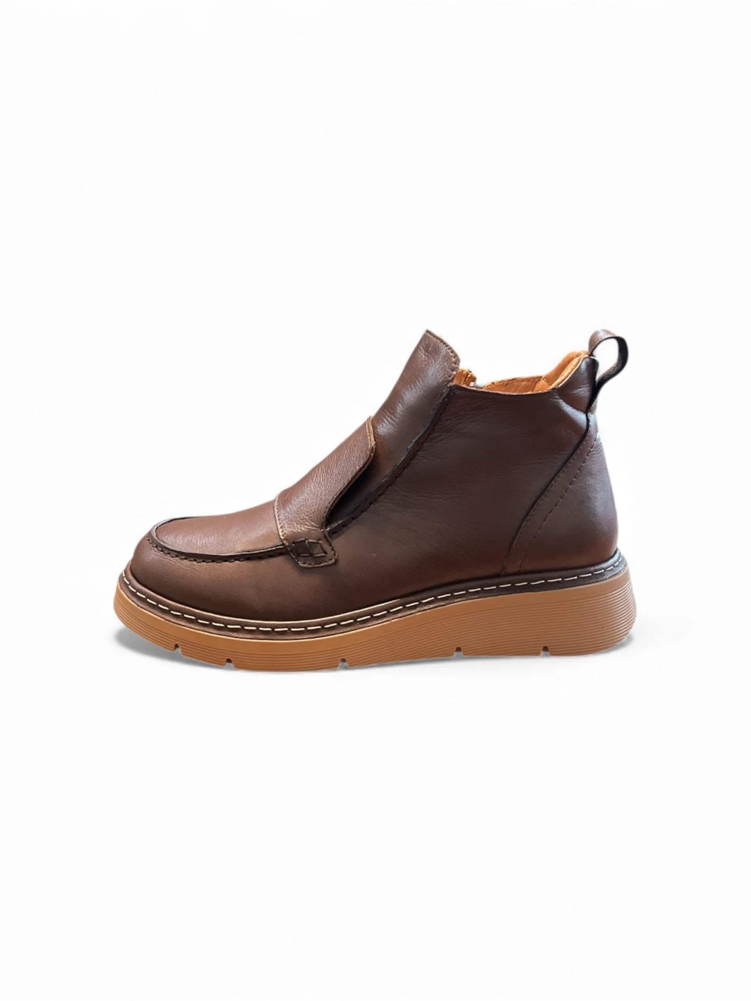 Begoria Boots in Brown: front