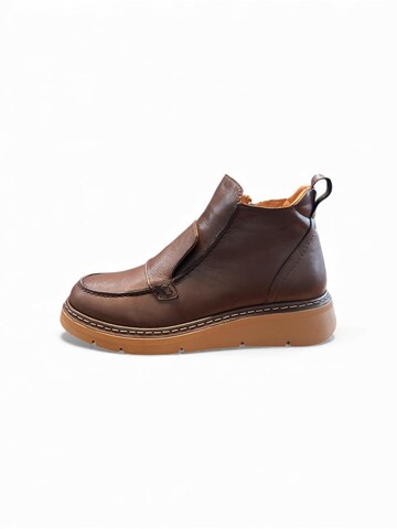 Begoria Boots in Brown: front