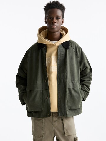 Geacă de primăvară-toamnă de la Pull&Bear pe verde: față