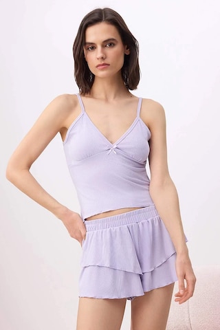 Pantaloni scurți de la Trendyol pe mov: față