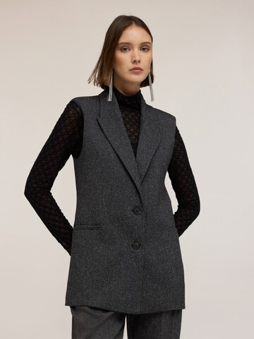 Veste mi-saison MOTIVI en gris : devant