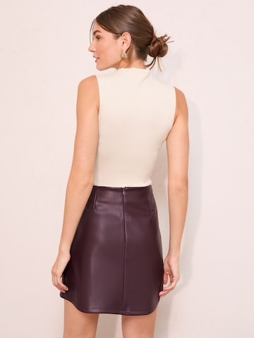 Friends Like These - Falda en rojo