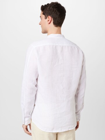 Coupe regular Chemise 'Race' BOSS en blanc