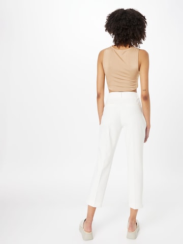 Regular Pantalon à plis COMMA en blanc