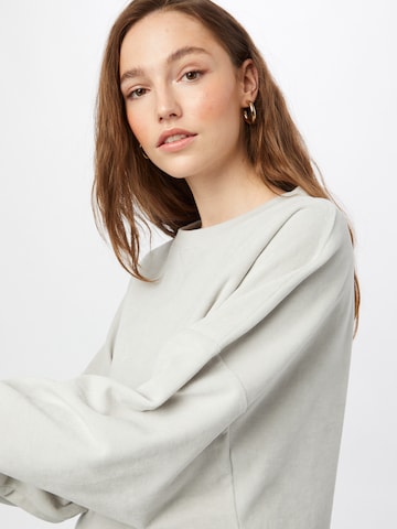 Sweat-shirt 'NORA' Karo Kauer en gris