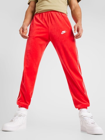 Nike Sportswear Tapered Broek in Rood: voorkant