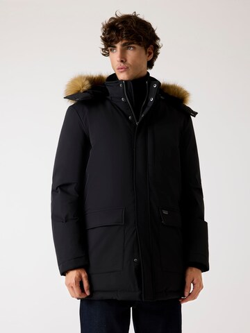 GUESS Winter Parka in Black: front