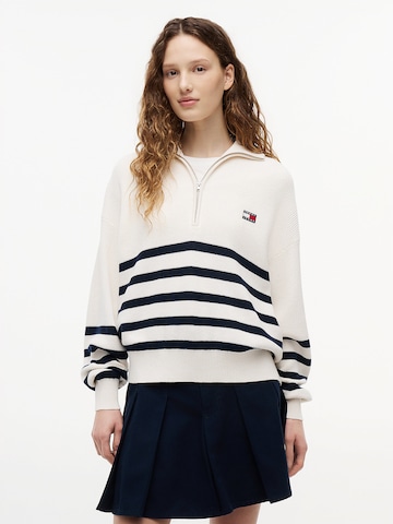 Tommy Jeans Sweater in White: front