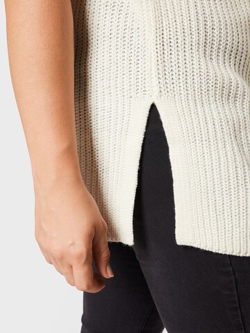 Vero Moda Curve Sweater 'LEA' in Beige