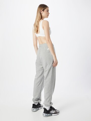 Effilé Pantalon 'Emea' Nike Sportswear en gris