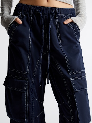 Pull&Bear Ohlapna forma Kargo hlače | modra barva