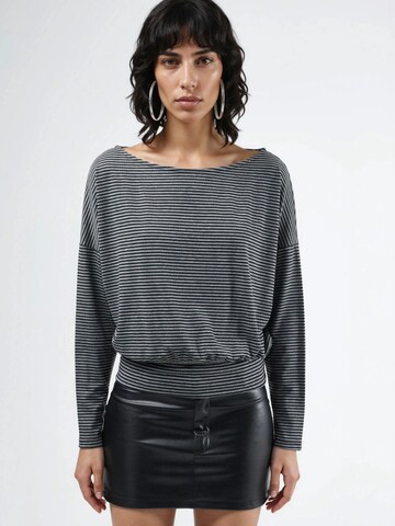 Busem Blouse in Black: front
