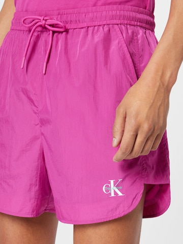 Calvin Klein Jeans Štandardný strih Nohavice - fialová