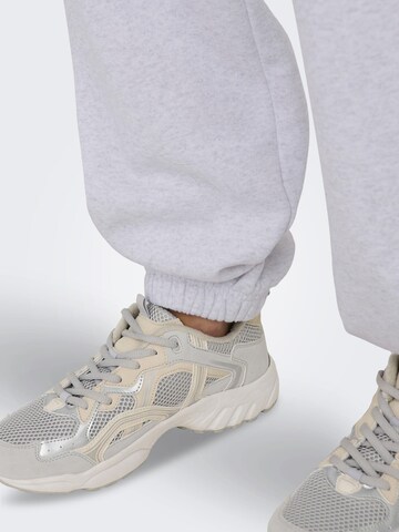 ONLY Конический (Tapered) Штаны 'ONLDeborah' в Серый