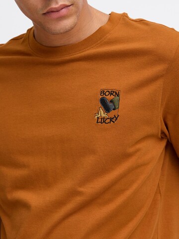 BLEND - Camiseta en marrón