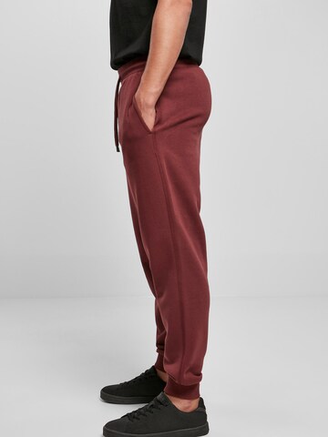 Tapered Pantaloni di Urban Classics in rosso