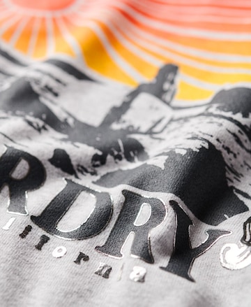 Sweat-shirt 'Travel Souvenir' Superdry en gris