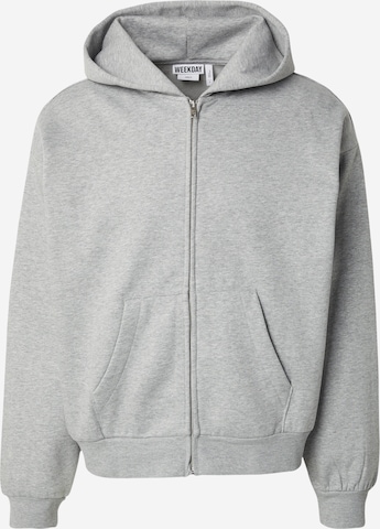 Veste de survêtement WEEKDAY en gris : devant