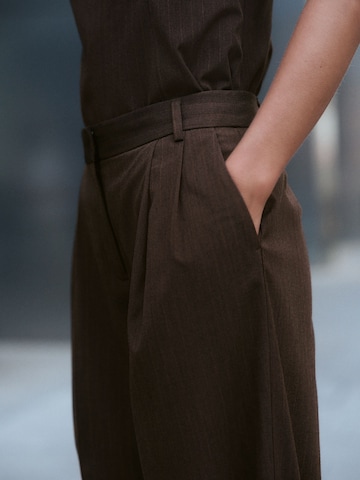 Wide leg Pantaloni con pieghe di Next in marrone