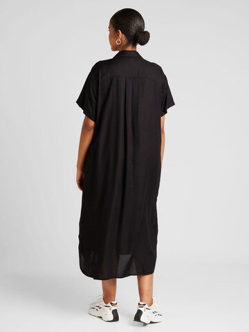 Robe-chemise 'BUMPY' Vero Moda Curve en noir