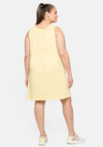 SHEEGO Sukienka w kolorze żółty