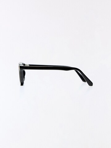 BershkaSunčane naočale - crna boja