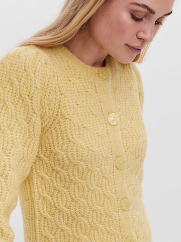 VERO MODA - Casaco de malha 'Bella' em amarelo