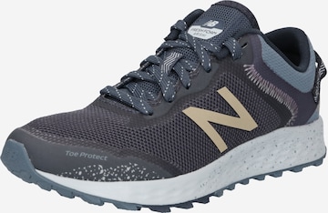 Pantofi sport de la new balance pe gri: față