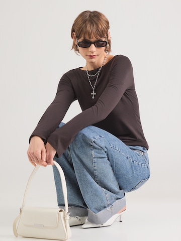 WEEKDAY Тениска 'Annie' в кафяво